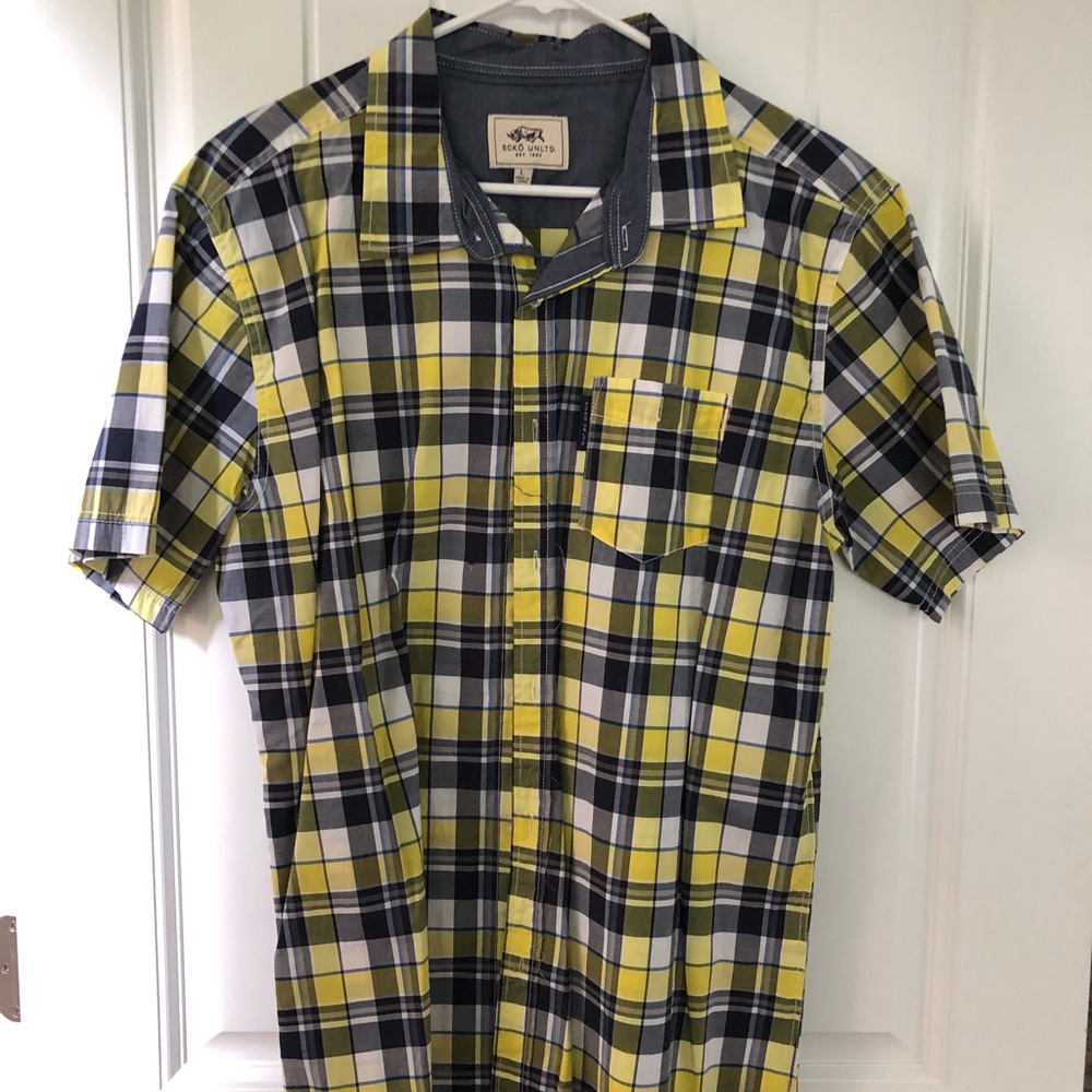 Echo UNLTD size Large short sleeve button